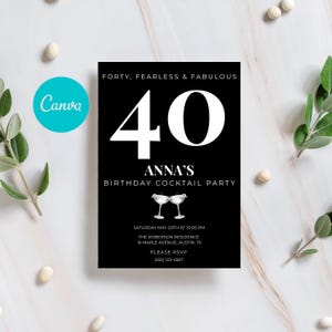 Puede incluir: Invitación en blanco y negro para la fiesta de cóctel del 40 cumpleaños de Anna. El diseño presenta el número 40 en fuente blanca grande, con el texto "FORTY, FEARLESS & FABULOUS" arriba y detalles de la fiesta abajo.