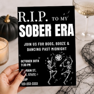 Puede incluir: Una tarjeta de invitación rectangular negra con texto blanco que dice R.I.P. TO MY SOBER ERA, JOIN US FOR BOOS, BOOZE & DANCING PAST MIDNIGHT, OCTOBER 30TH 7:30 PM, 123 MAIN ST, CITY, STATE, RSVP 123-233-3333 y dos ilustraciones de esqueletos.