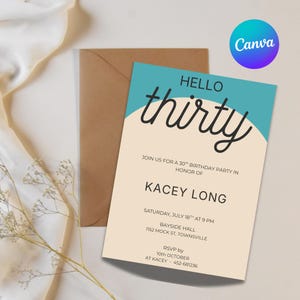 Puede incluir: Una invitación de cumpleaños con las palabras "Hello thirty" en escritura negra sobre un fondo turquesa y crema. La invitación incluye detalles para una fiesta de cumpleaños, con un sobre marrón en el fondo.