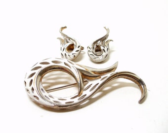 Abstrakte Brosche Set-Brosche Ohrring Set-1960 Schmuck Set - weiß Emaille Set - filigrane Set-2 Stück Brosche Set - Swirl Brosche - Clip Ohrringe-