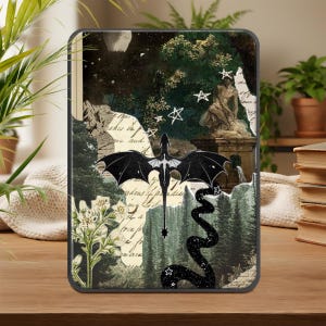 Könnte beinhalten: Eine Tablet-Hülle mit einem schwarz-weißen Drachendesign. Die Hülle zeigt eine Collage aus Nachthimmel, Wald und einer Statue. Der Drache hat ausgebreitete Flügel und einen langen Schwanz mit Sternen.