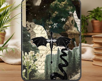 Puede incluir: Una funda para tableta con un diseño de dragón en blanco y negro. La funda presenta un collage de un cielo nocturno, un bosque y una estatua. El dragón tiene alas extendidas y una larga cola con estrellas.