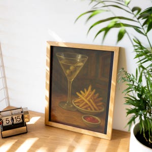 マティーニ＆フライドポテト - 静物画アートプリント、ヴィンテージスタイルの油絵、ハッピーアワーの壁アート、バーカートアート、居心地の良い装飾、デジタルアートのダウンロード