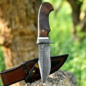 Handmade Damascus Steel Hunting Knife: Recurve Blade, Leather Sheath