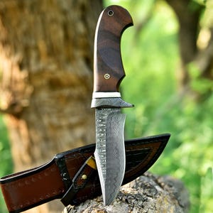 Handmade Damascus Steel Hunting Knife: Recurve Blade, Leather Sheath