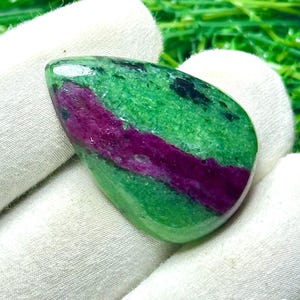 Cabochon rubis zoisite : pierres précieuses non serties pour bijoux (31 cts, 29 x 15 x 4 mm)