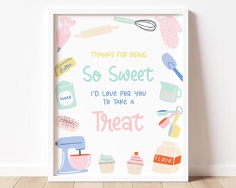 Könnte beinhalten: Ein weißes, druckbares Schild mit einem hellblauen, rosa und gelben Farbschema. Das Schild zeigt verschiedene Backmotive, darunter eine Küchenmaschine, ein Nudelholz, einen Schneebesen, Messbecher und Cupcakes. Der Text auf dem Schild lautet "Danke, dass du so süß bist Ich würde mich freuen, wenn du dir einen Leckerbissen nimmst".