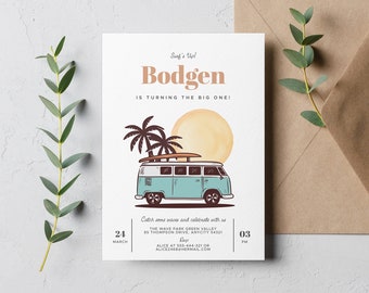 Puede incluir: Una furgoneta vintage azul claro y blanca con una tabla de surf en la parte superior, palmeras y un sol amarillo en el fondo. El texto "Surf's Up! Bodgen is turning the big one!" está en la parte superior de la invitación. La invitación también incluye la fecha "24 de marzo" y la hora "03 PM".