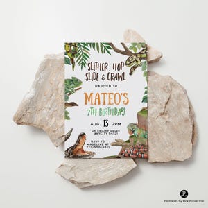 Puede incluir: Una invitación de cumpleaños con temática de reptiles con el texto "Slither Hop Slide & Crawl" y "7º Cumpleaños de Mateo". La invitación presenta ilustraciones de reptiles y follaje, con la fecha del 13 de agosto y la información de RSVP.