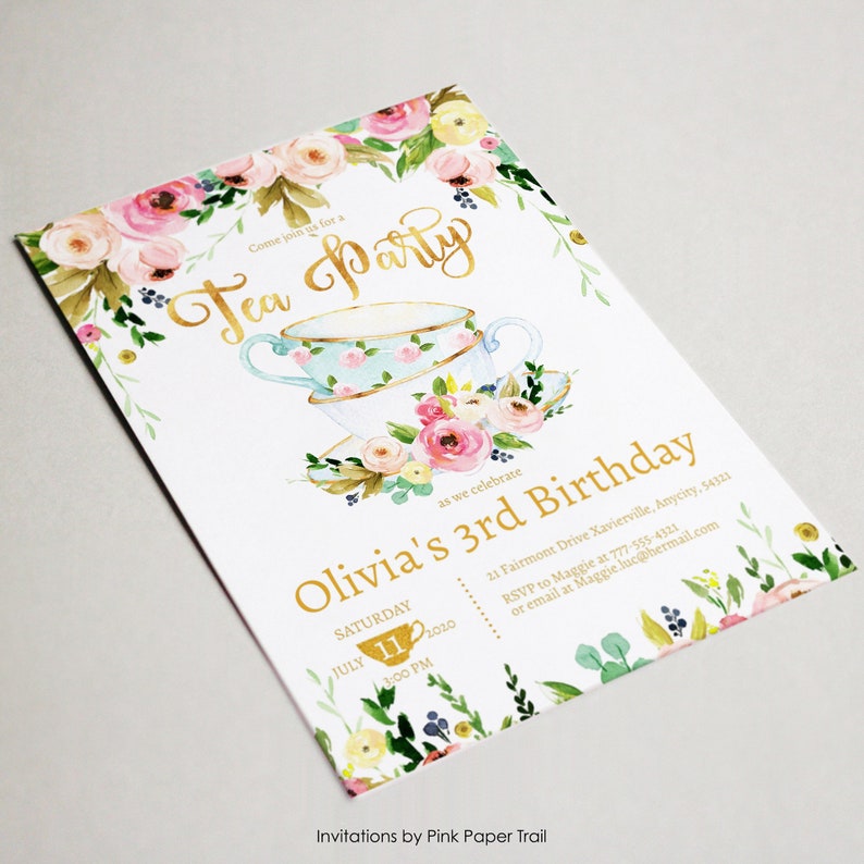 K&ouml;nnte beinhalten: Eine Einladung zu einer Tee-Party mit floralem Design und goldenen Schriftz&uuml;gen. Die Einladung lautet "Kommen Sie zu einer Tee-Party" und "Olivias 3. Geburtstag". Datum und Uhrzeit der Party sind mit "Samstag, 11. Juli 2020 um 15:00 Uhr" angegeben.