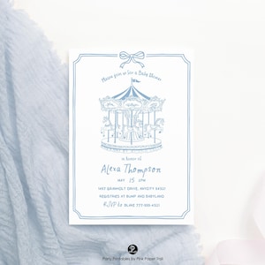 Può includere: Un invito per un baby shower con un'illustrazione di giostra blu. L'invito include il testo "Please join us for a Baby Shower" e i dettagli per il baby shower di Alexa Thompson.