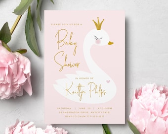 Puede incluir: Una invitación de baby shower rosa con un cisne blanco que lleva una corona dorada. La invitación dice "Por favor, únase a nosotros para una Baby Shower" y "En honor a Kaitlyn Philips". La invitación también incluye la fecha, la hora y el lugar de la ducha.