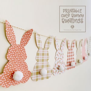 Könnte beinhalten: Eine dekorative Hasen-Girlande mit verschiedenen Mustern und weißen Pompon-Schwänzen. Die Hasen sind auf einer dünnen goldenen Schnur aufgereiht. Der Text "PRINTABLE cute BUNNY BUNTINGS" befindet sich in der oberen rechten Ecke.