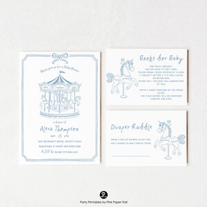 Może przedstawiać: Zestaw zaproszeń na baby shower w kolorze jasnoniebieskim z motywem karuzeli. Zaproszenie zawiera szczegóły baby shower Alexy Thompson. Dodatkowe karty proszą o książki i loterię pieluszkową.