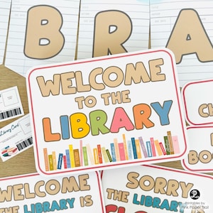 Puede incluir: Un letrero que dice "Bienvenido a la biblioteca" en letras coloridas, con una fila de libros ilustrados en la parte inferior. Otros letreros y decoraciones con temática de biblioteca son visibles en el fondo.