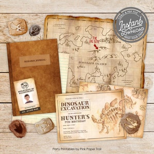 Pode incluir: Conjunto de materiais para impressão para uma festa com tema de dinossauros. Inclui um mapa, um convite, um diário de pesquisa e um passe. O convite diz "Dinosaur Excavation" e "7º aniversário de Hunter". O design apresenta fósseis.