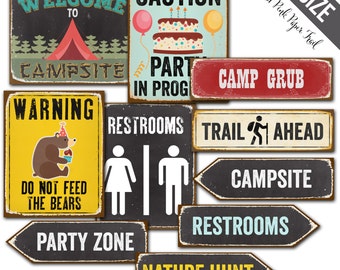 Puede incluir: Una colección de letreros metálicos de estilo vintage con varios mensajes temáticos de campamento y fiesta. Los letreros incluyen "Welcome to Campsite", "Caution Party in Prog", "Camp Grub", "Warning Do Not Feed the Bears" y letreros direccionales.