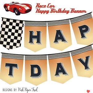 Pu&ograve; includere: Uno striscione di compleanno stampabile a tema automobilistico con le parole "Buon compleanno" in lettere nere su sfondo giallo con un motivo a scacchi.