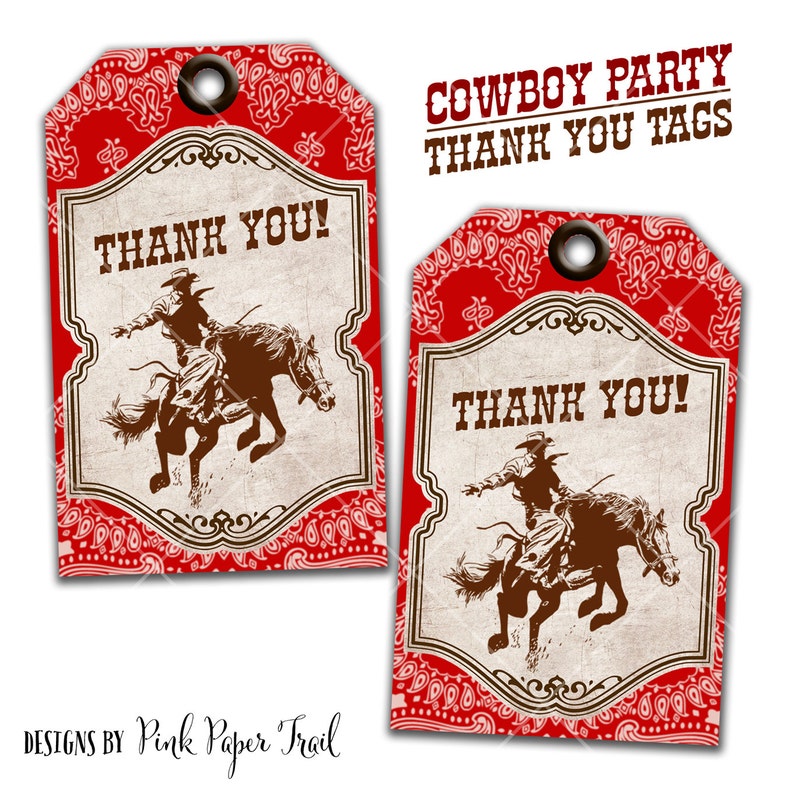 Pu&ograve; includere: Due etichette di ringraziamento a tema cowboy rosse con un motivo a bandana. Ogni etichetta presenta un'illustrazione in stile vintage di un cowboy a cavallo e le parole "THANK YOU!". &Egrave; presente anche il testo "COWBOY PARTY THANK YOU TAGS".