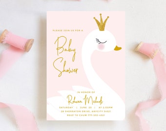 Puede incluir: Invitación a una baby shower rosa con un cisne blanco que lleva una corona dorada. El texto dice "Por favor, únase a nosotros para una Baby Shower" y "En honor a Rohann Michaels".