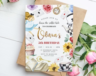 Peut inclure: Une invitation d'anniversaire sur le thème d'Alice au pays des merveilles, avec des illustrations de cartes à jouer et de fleurs. Le texte principal est "Rejoignez-nous dans le terrier du lapin pour célébrer le 5e anniversaire d'Olivia". Le design est floral.