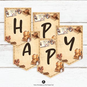以下が含まれることがあります： ヴィンテージ旅行をテーマにした「HAPPY」と書かれたバナーセット。各バナーには文字と、コンパス、双眼鏡、帽子、バックパック、ブーツのイラストが描かれています。背景は地図のデザインです。