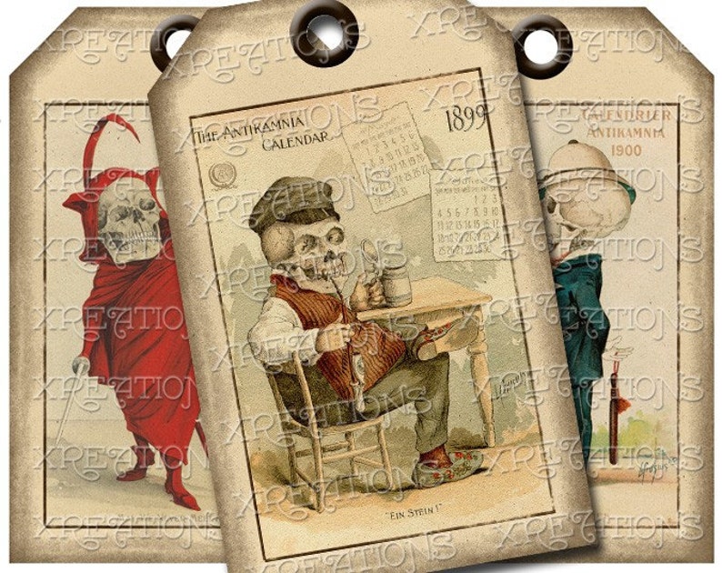 Pu&ograve; includere: Tre etichette di carta in stile vintage con illustrazioni di scheletri. La prima etichetta presenta uno scheletro con un cappello da giullare rosso e una tunica. La seconda etichetta mostra uno scheletro seduto su una sedia con una tazza e un calendario. La terza etichetta rappresenta uno scheletro con un cappello a cilindro e un abito che tiene un bastone. Il testo sulla seconda etichetta dice "The Anti-Kamnia Calendar 1899".
