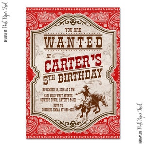 Pu&ograve; includere: Invito di compleanno a tema western. Presenta un bordo rosso con motivo paisley e un design centrale con la scritta "YOU ARE WANTED AT CARTER'S 5TH BIRTHDAY". Include un'illustrazione di un cowboy a cavallo.