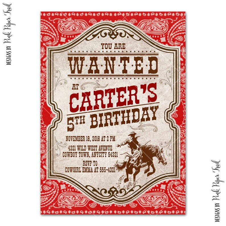 Pu&ograve; includere: Invito di compleanno a tema western. Presenta un bordo rosso con motivo paisley e un design centrale con la scritta "YOU ARE WANTED AT CARTER'S 5TH BIRTHDAY". Include un'illustrazione di un cowboy a cavallo.