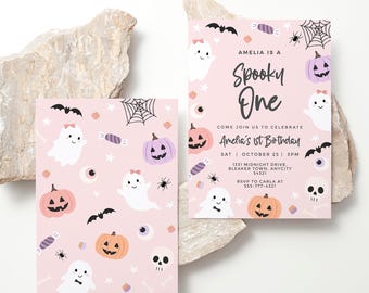 Peut inclure: Cartes d'invitation roses sur le thème d'Halloween avec des illustrations de fantômes, de citrouilles, d'araignées et de bonbons. L'une des cartes indique "Amelia is a Spooky One" avec les détails de l'événement. Party Printables by Pink Paper Trail.