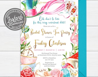 Op de afbeelding: Een uitnodiging voor een bruidsdouche in Alice in Wonderland-stijl met een roze flamingo, een hoed van de Hoedenmaker, een zakhorloge, theekopjes en een paddenstoel met de woorden "Drink Me". De uitnodiging is voor Finley Clarksons bruidsdouche-thee-party op 15 augustus om 14:00 uur in het Birchwood Tea House.