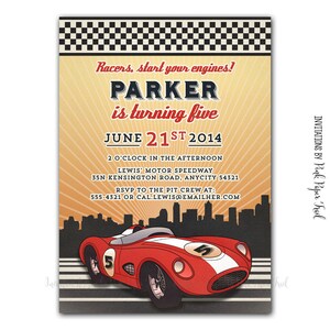 Pu&ograve; includere: Un'auto da corsa rossa e bianca con il numero 5 sul lato. L'auto sta guidando su uno sfondo a bandiera a scacchi. Il testo sull'invito recita "Racers, start your engines! Parker is turning five June 21st 2014".