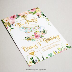 K&ouml;nnte beinhalten: Eine Einladung zu einer Tee-Party mit floralem Design. Die Einladung ist f&uuml;r Olivias 3. Geburtstag und enth&auml;lt Datum, Uhrzeit und Ort der Party. Die Einladung enth&auml;lt auch eine Telefonnummer und eine E-Mail-Adresse f&uuml;r die RSVP.