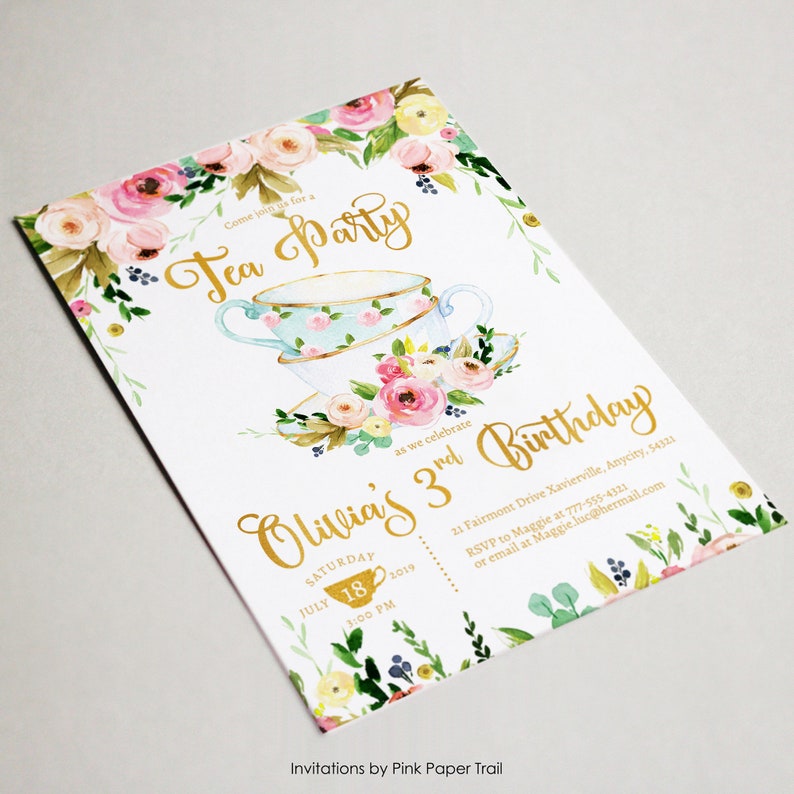 K&ouml;nnte beinhalten: Eine Einladung zu einer Tee-Party mit floralem Design. Die Einladung ist f&uuml;r Olivias 3. Geburtstag und enth&auml;lt Datum, Uhrzeit und Ort der Party. Die Einladung enth&auml;lt auch eine Telefonnummer und eine E-Mail-Adresse f&uuml;r die RSVP.