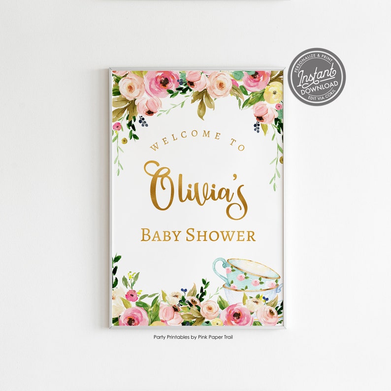 Puede incluir: Un cartel blanco imprimible con texto dorado que dice "Bienvenido a la fiesta de Olivia". El cartel est&aacute; decorado con flores rosas y amarillas y una pila de tazas de t&eacute;.