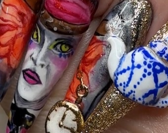 Alice im Wunderland Press-On Nails: 3D verrückter Hutmacher, Teekannen Anhänger