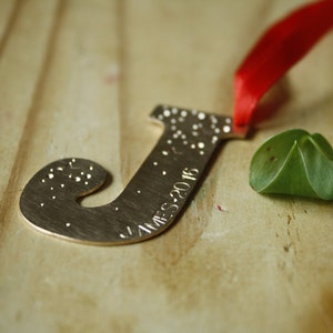 Adorno navideño con letras: adorno con letras estampadas a mano en bronce o cobre, hecho a pedido
