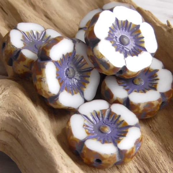 Cuentas de flor de hibisco, flor de pensamiento y flor de vidrio prensado de Picasso blanco opaco checo de 6 a 12 mm con lavado morado.