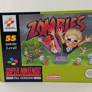 Op de afbeelding: Groene Super Nintendo gamebox voor "Zombies" met een cartoon illustratie van personages en de speltitel. De doos bevat de Konami en Nintendo logo's, en de tekst "55 untote Level!" is zichtbaar.