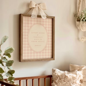 Quadro decorativo para quarto de bebê com estampa xadrez vichy vintage, laço rosa e versículo bíblico cristão para imprimir.