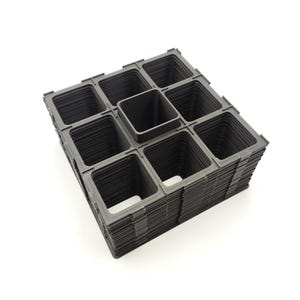 以下が含まれることがあります： 黒いプラスチック製の苗トレイのスタック。各トレイには9つの正方形のコンパートメントがあります。これらのトレイは、屋内または温室で植物を始めるように設計されています。画像は白い背景に対して撮影されています。