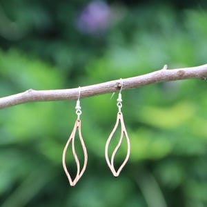 Helygen: Recycled wooden earrings inspired by nature.