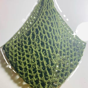 Puede incluir: Bolsa de red de ganchillo verde oliva. La bolsa tiene forma de diamante con un tejido abierto grande. La parte superior de la bolsa está reunida para formar un asa. La bolsa está hecha de un material suave y flexible.