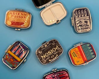 Lustige Pillendose im Taschenformat – Sardinendose & Vintage Etiketten-Designs – Tragbarer Medizin-Organizer – Niedliche Geschenkidee