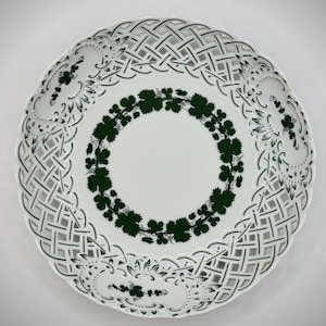 Meissen Reticulated Porcelain Plate – Green Vine Decor, First Choice (1st Quality), 21 cm – Cabinet Display