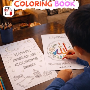 Puede incluir: Un niño colorea una página de un "Hadith Ramadan Coloring Book". El libro presenta dibujos lineales de una lámpara de mezquita, una alfombra de oración y un cuenco de comida. El texto "Hadith Ramadan Coloring Book" se muestra en la parte superior de la imagen.