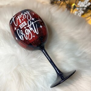 copa de vino brillante con estampado de cuadros de búfalo