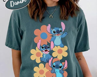 Camiseta floral Disney Stitch de Comfort Colors®, camiseta de regalo Stitch de Disney World, camiseta con flores y pájaros Stitch, camiseta de vacaciones familiares en Disneyland