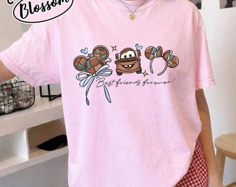 Camiseta Comfort Color® Disney Coquette Bow Cherry Lightning McQueen Disney Cars, Personajes Disney Pixar, Camiseta para viaje a Disneyland