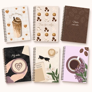 Op de afbeelding: Zes spiraalgebonden notitieboeken met koffiethema. De covers tonen illustraties van ijskoffie, koffiebonen, koekjes, latte art, kranten, zonnebrillen en bloemen, met teksten zoals Coffee thoughts, Time for coffee en Notes with coffee.